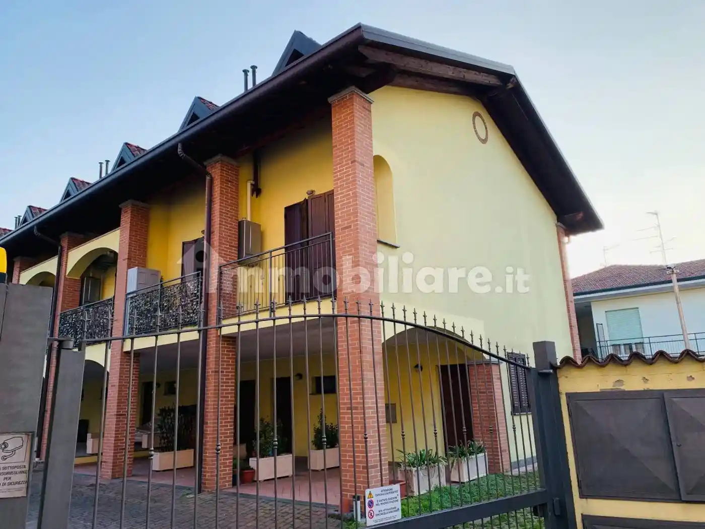 Casa indipendente in affitto a Jerago con Orago