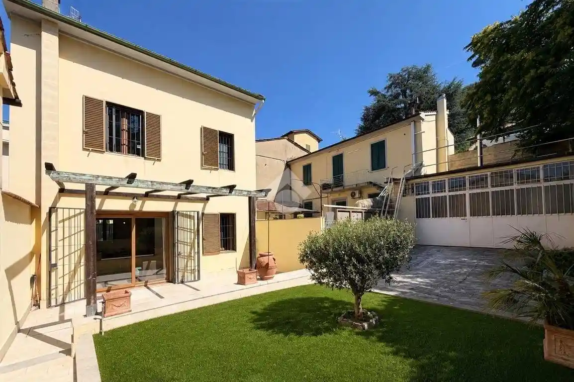 Casa indipendente in vendita a Prato