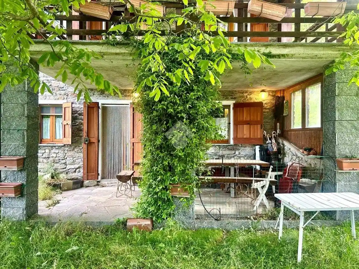 Casa indipendente in vendita a Livo