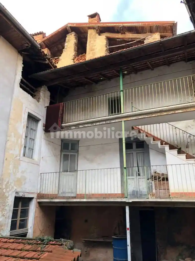Rustico - Casale in vendita a Montegrino Valtravaglia