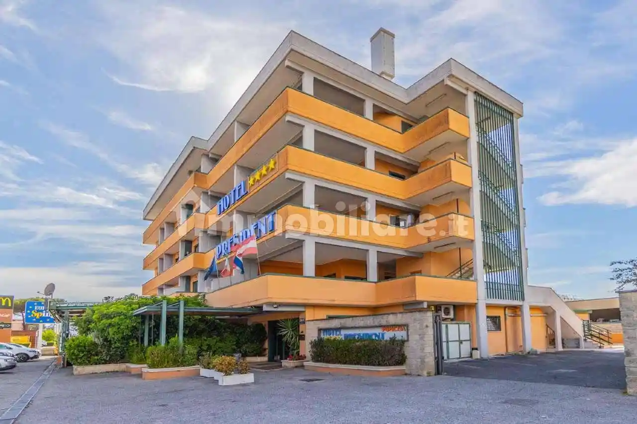 Palazzo - Edificio in vendita a Pomezia