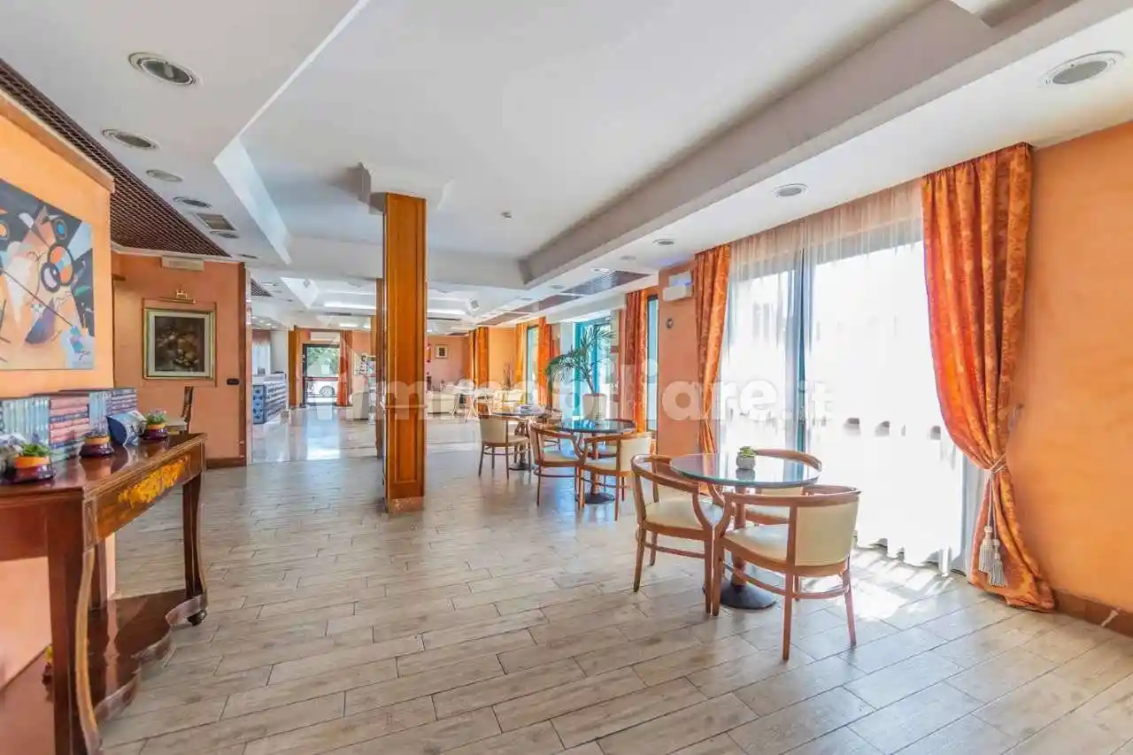 Palazzo - Edificio in vendita a Pomezia