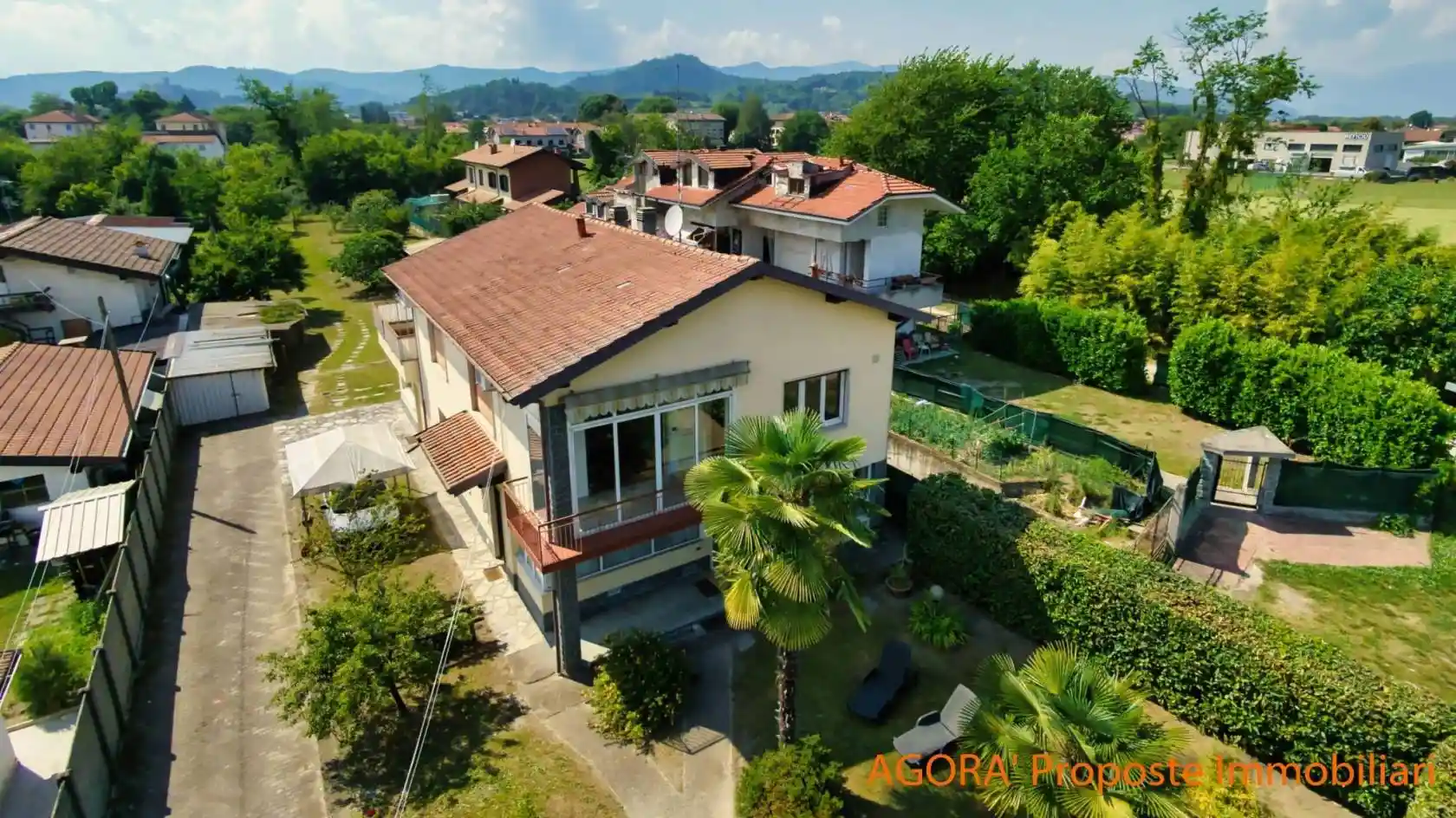 Villa in vendita a Angera