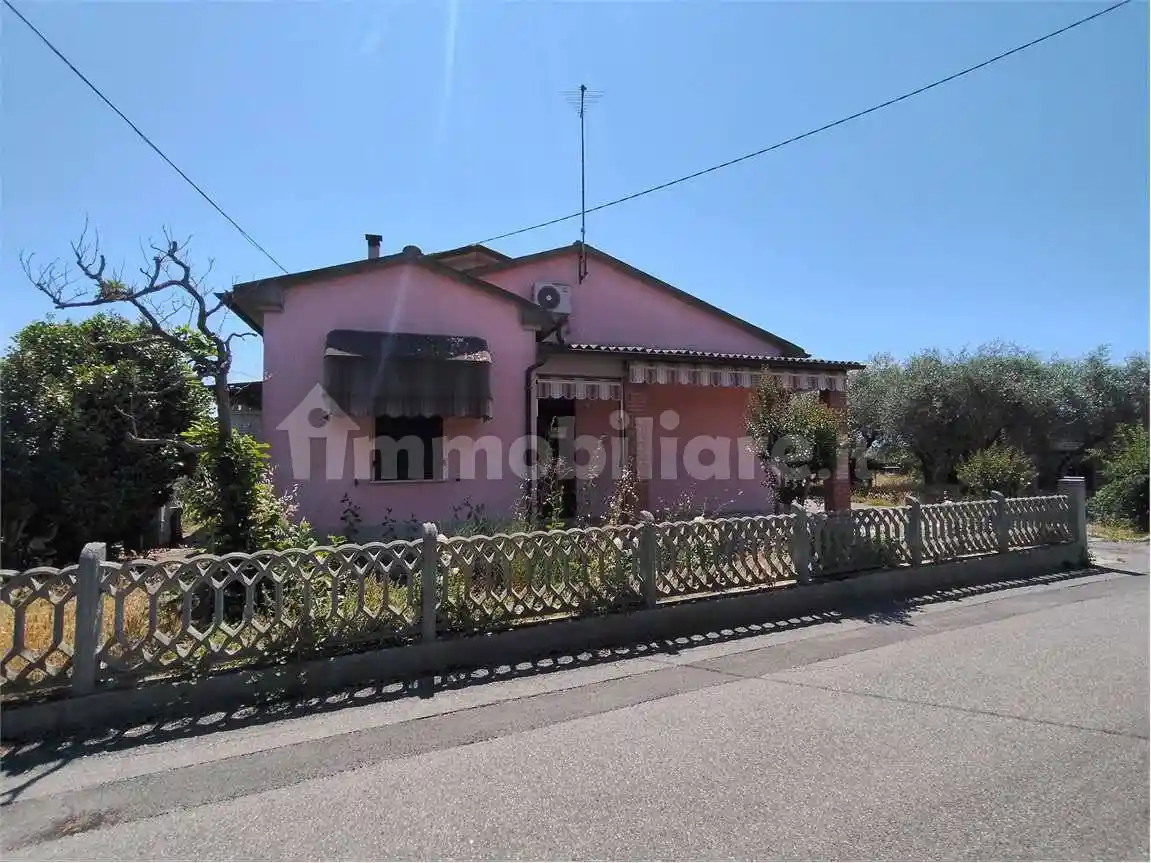 Casa indipendente in vendita a Luni