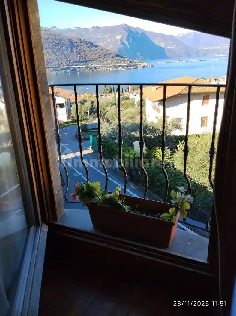 Villa in vendita a Sale Marasino