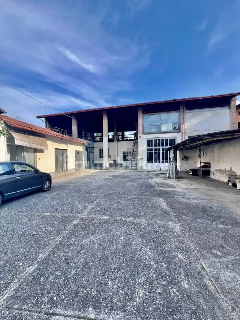 Palazzo - Edificio in vendita a Travagliato