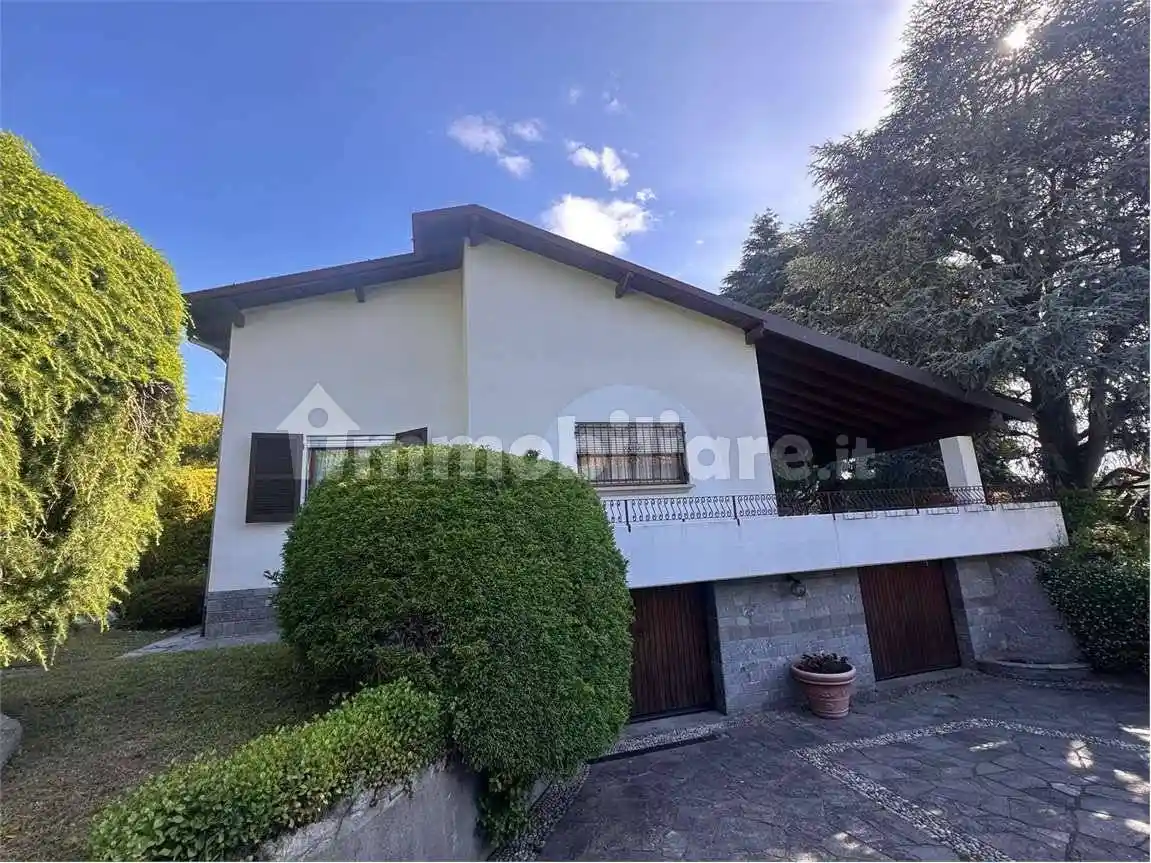 Villa in vendita a Erba