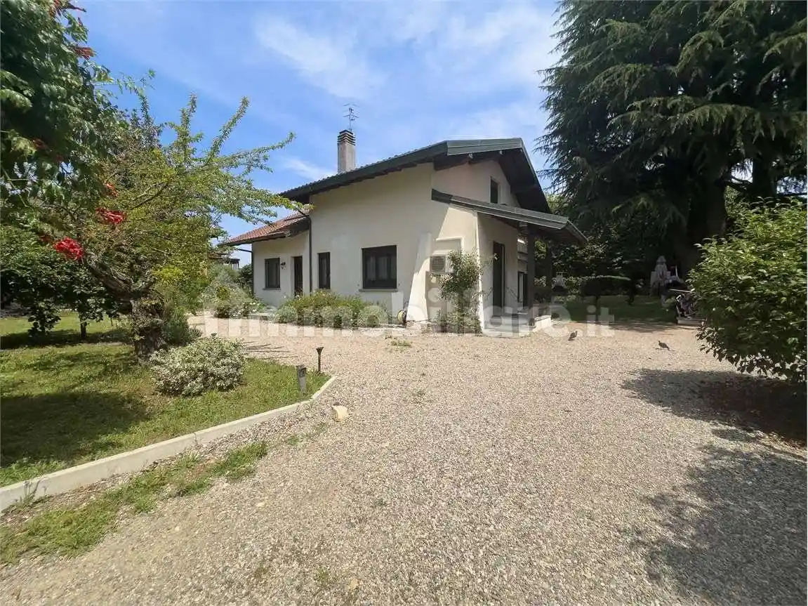 Villa in vendita a Angera