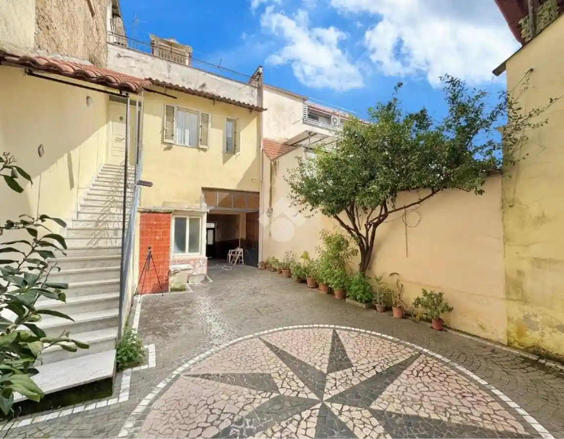 Palazzo - Edificio in vendita a Orta di Atella