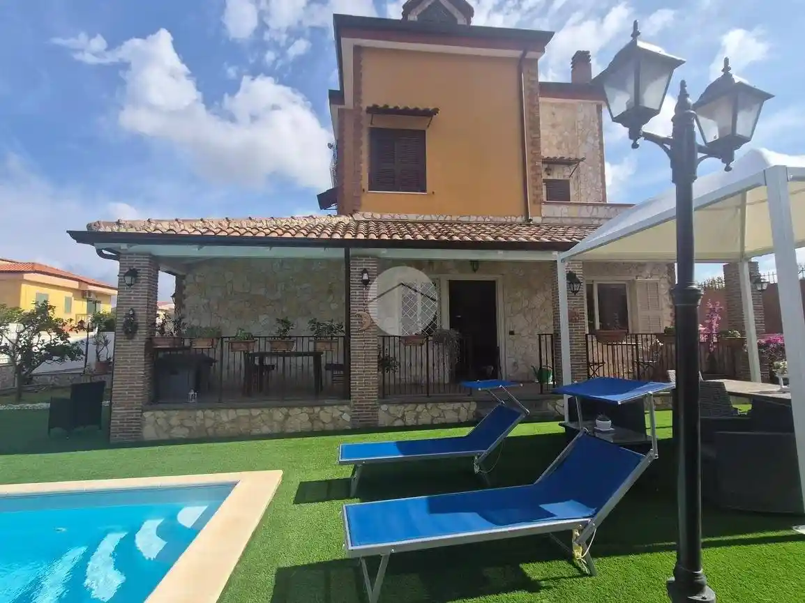 Villa in vendita a Giugliano in Campania
