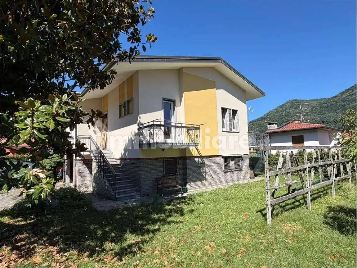 Villa in vendita a Brusimpiano