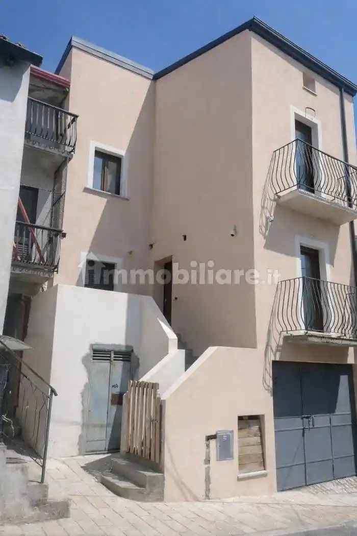 Palazzo - Edificio in vendita a Cotronei