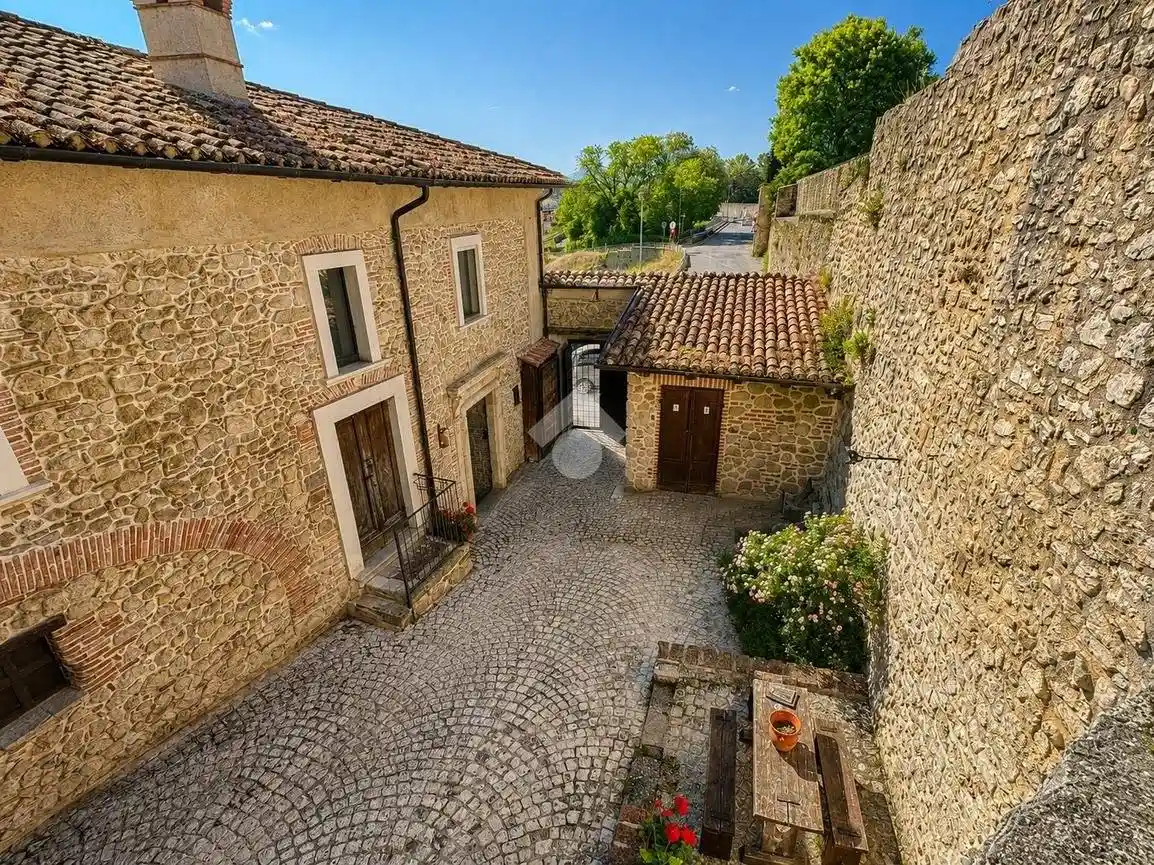 Casa indipendente in vendita a L'Aquila