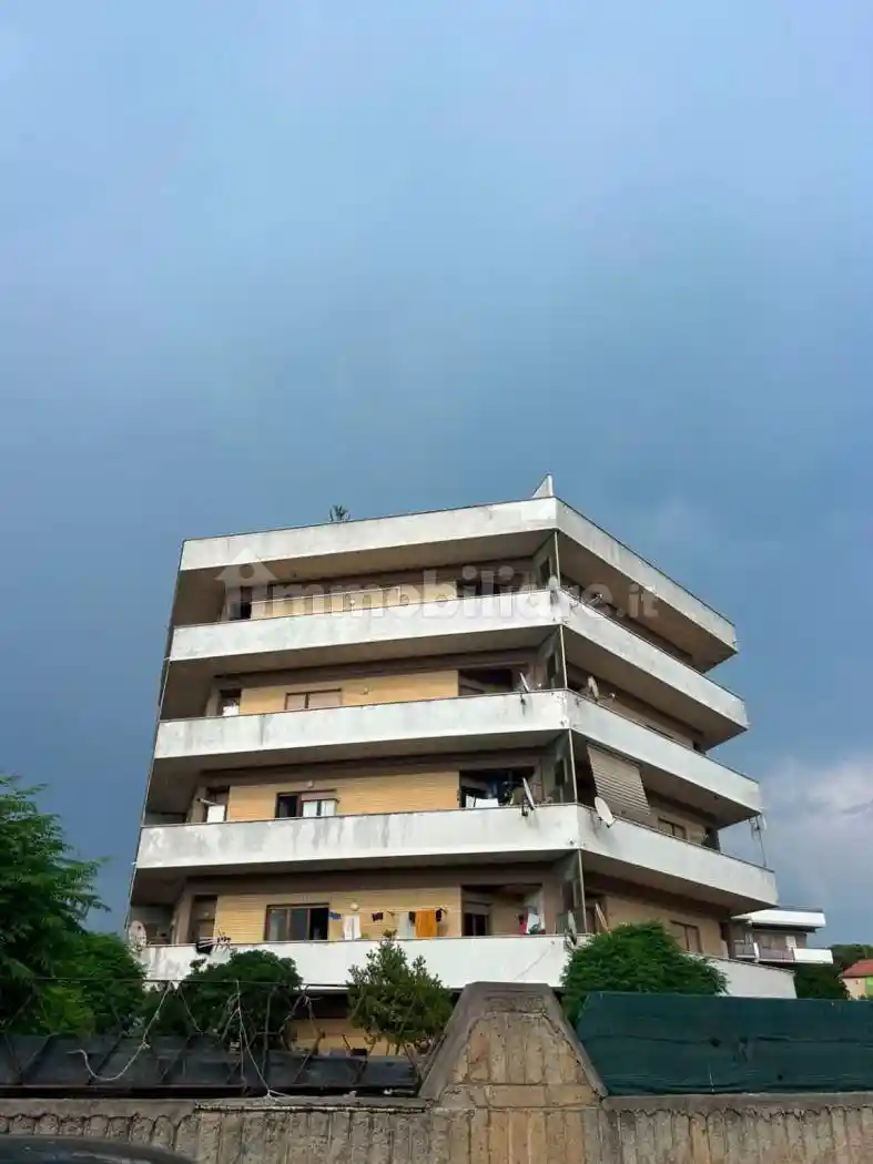 Palazzo - Edificio in vendita a Pomezia