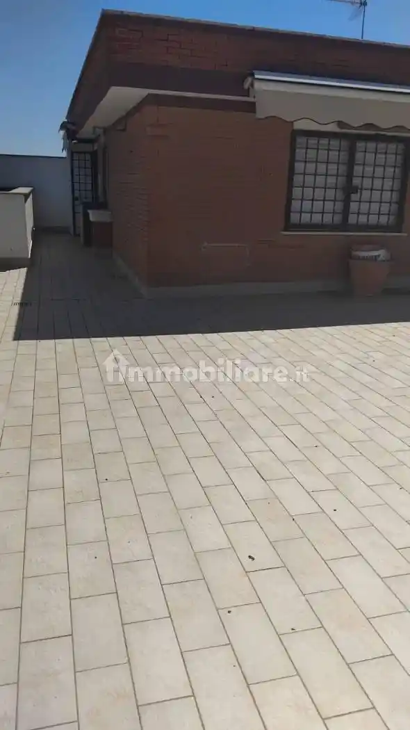Palazzo - Edificio in vendita a Pomezia