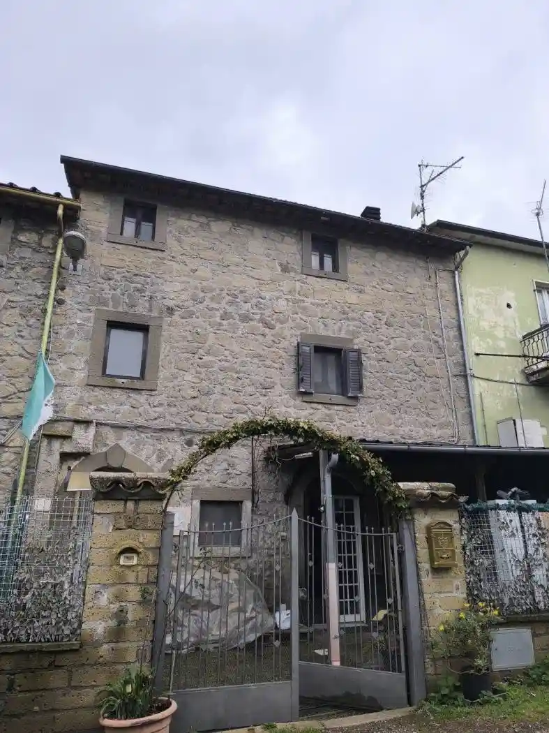 Palazzo - Edificio in vendita a Montefiascone