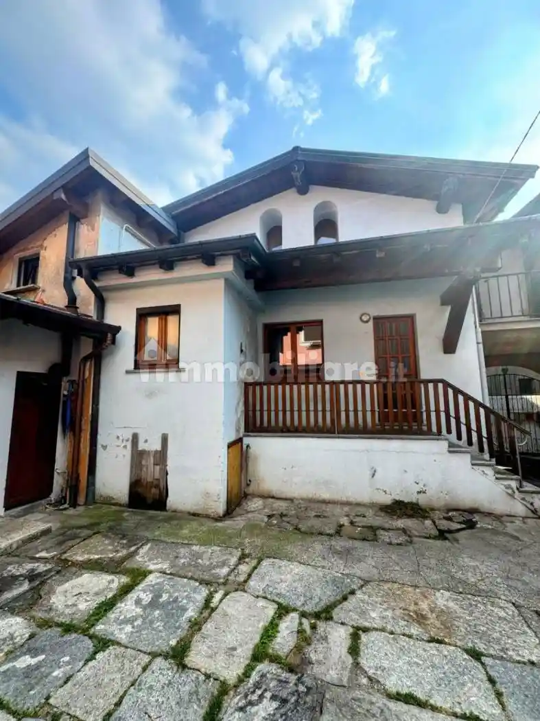 Casa indipendente in vendita a Gemonio