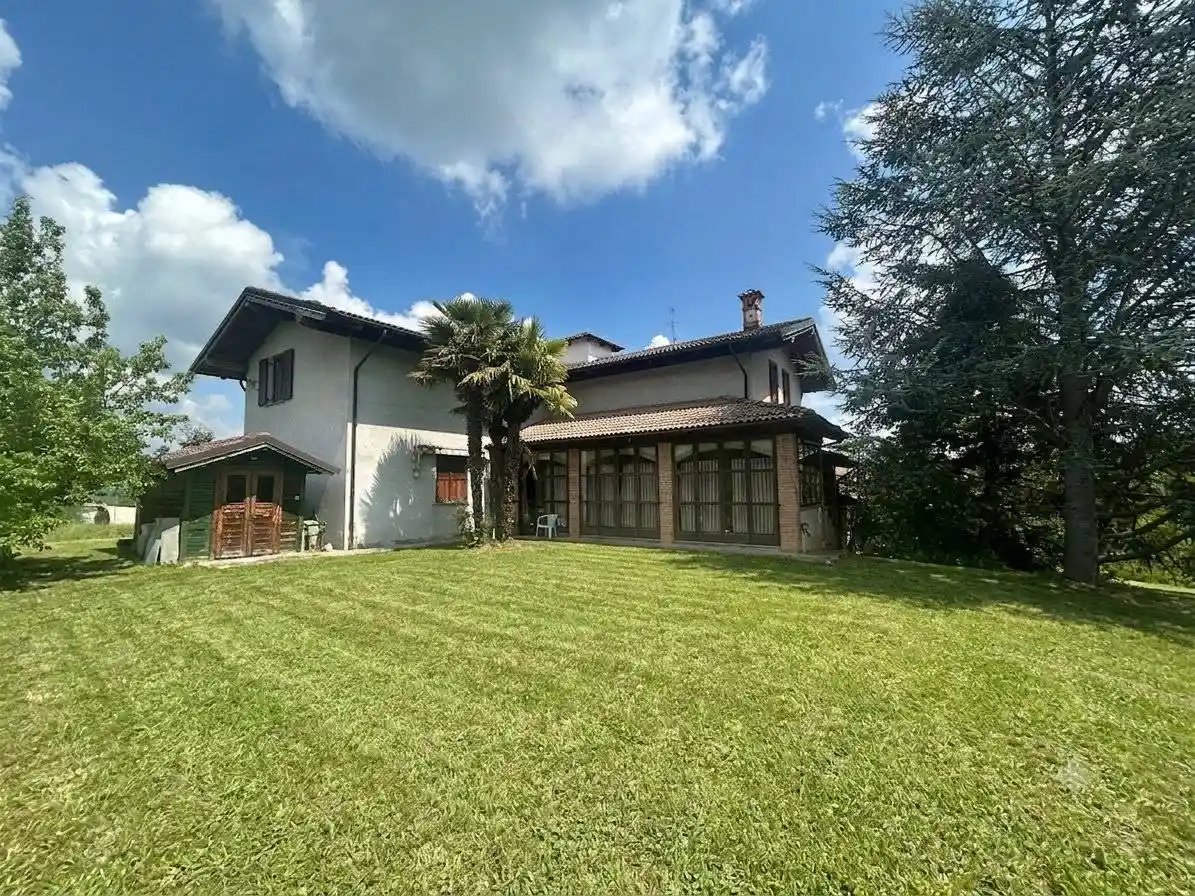 Villa in vendita a Lesegno