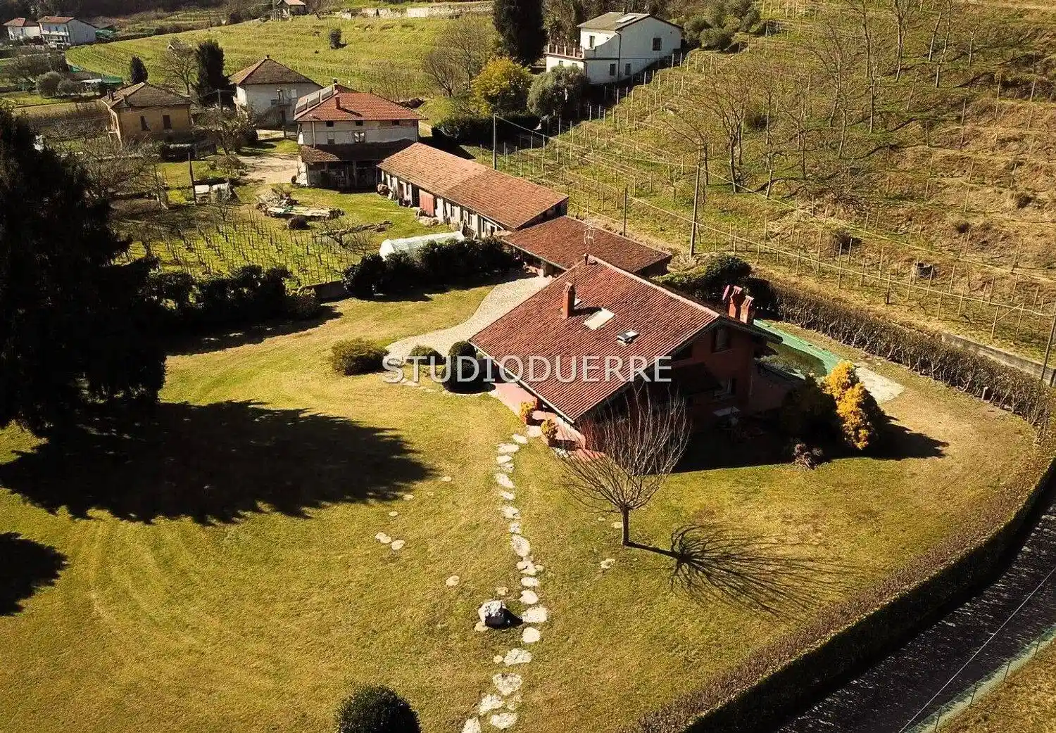 Villa in vendita a Angera