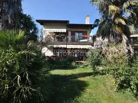 Villa in vendita a Comerio