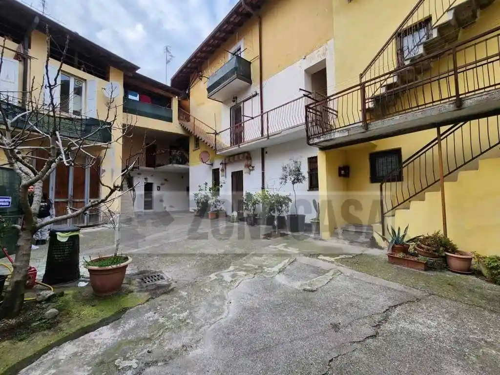 Appartamento in vendita a Caronno Varesino
