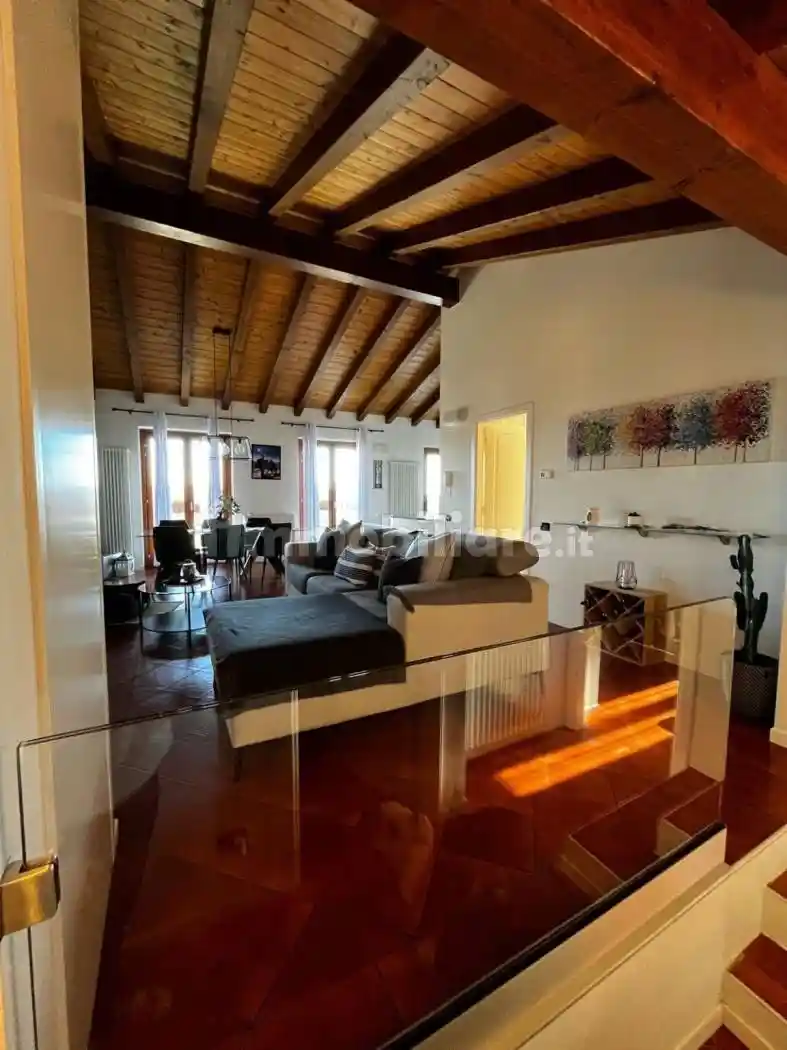 Palazzo - Edificio in vendita a Clivio