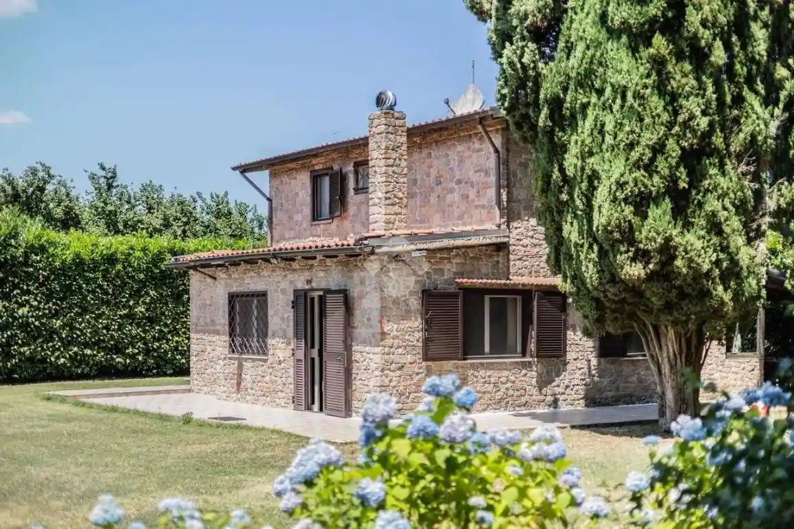 Villa in vendita a Caprarola