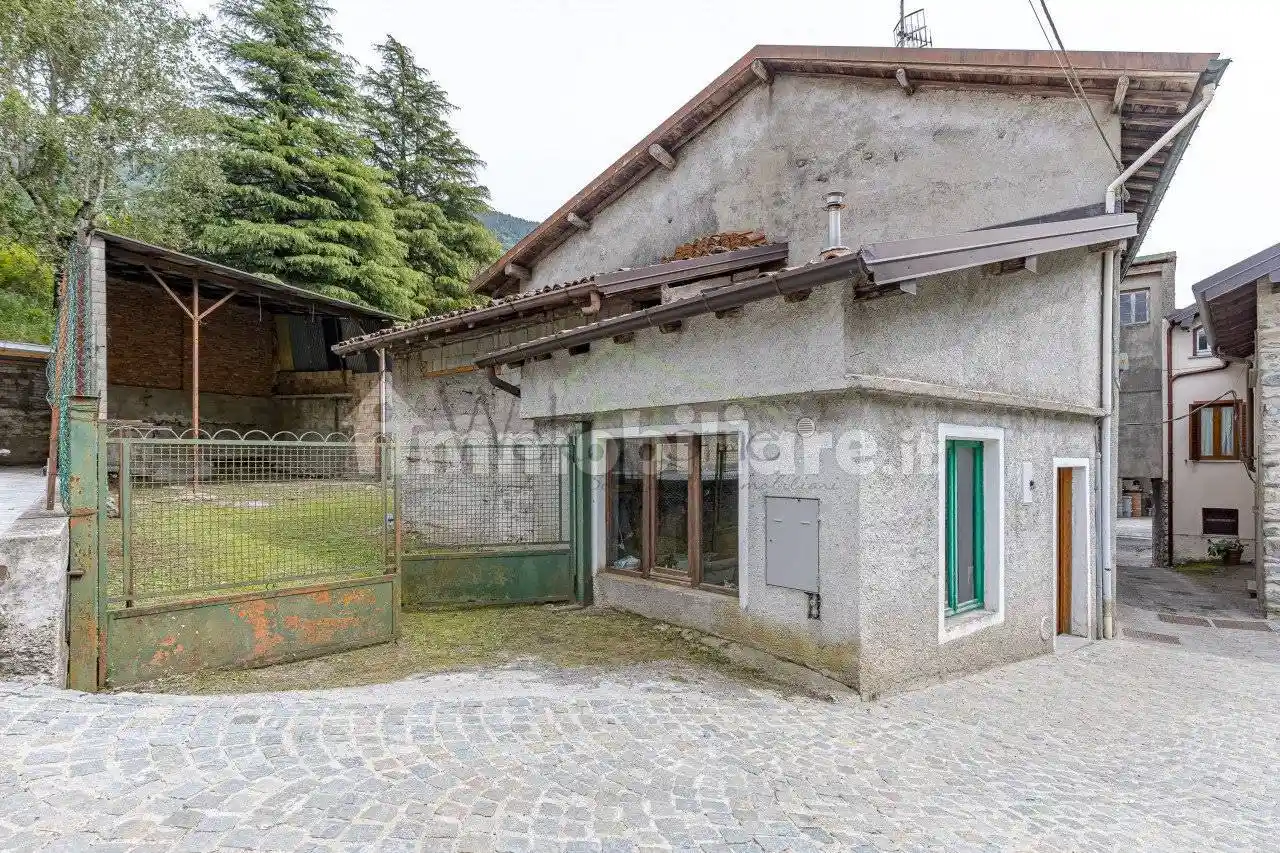 Casa indipendente in vendita a Lasnigo