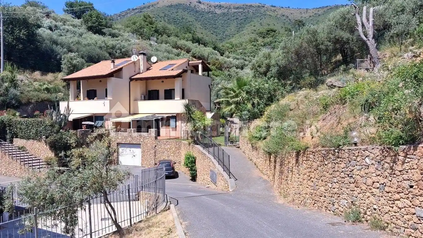 Villa in vendita a Cisano sul Neva