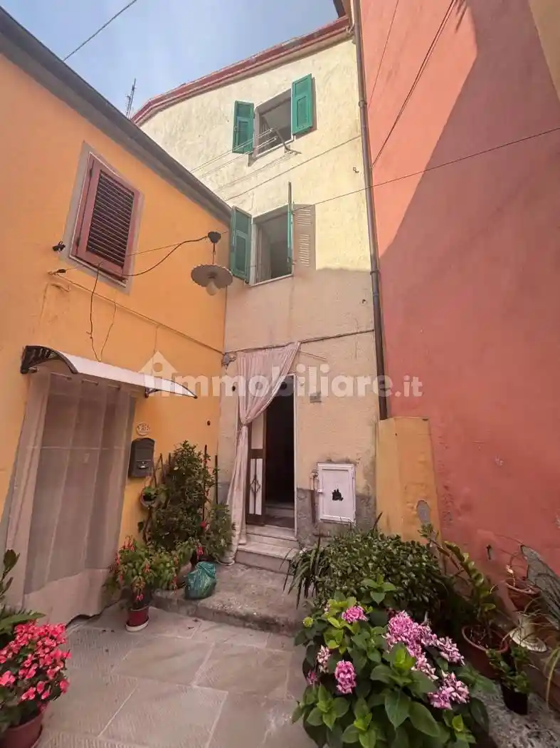 Casa indipendente in vendita a Luni