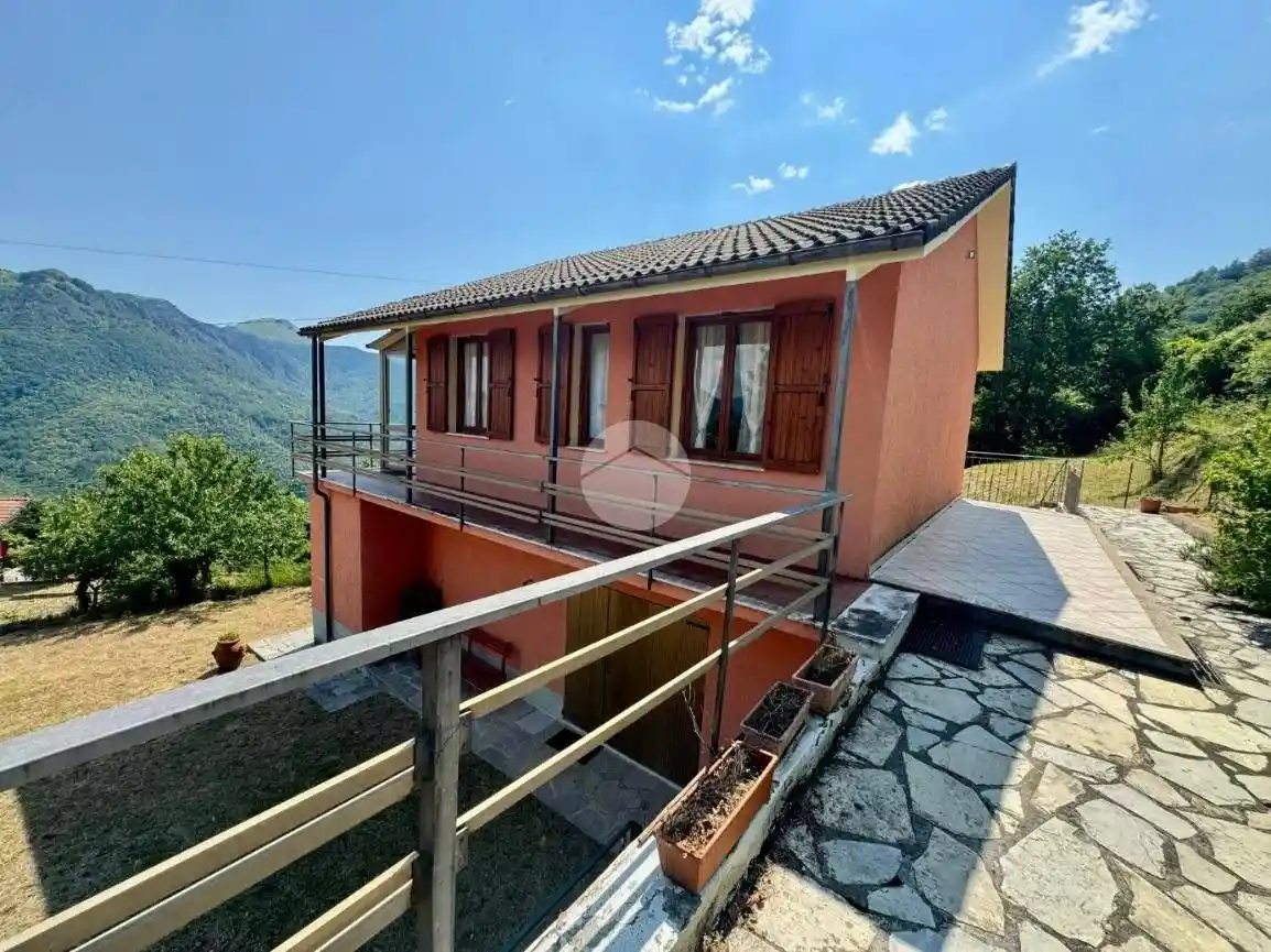 Casa indipendente in vendita a Varese Ligure