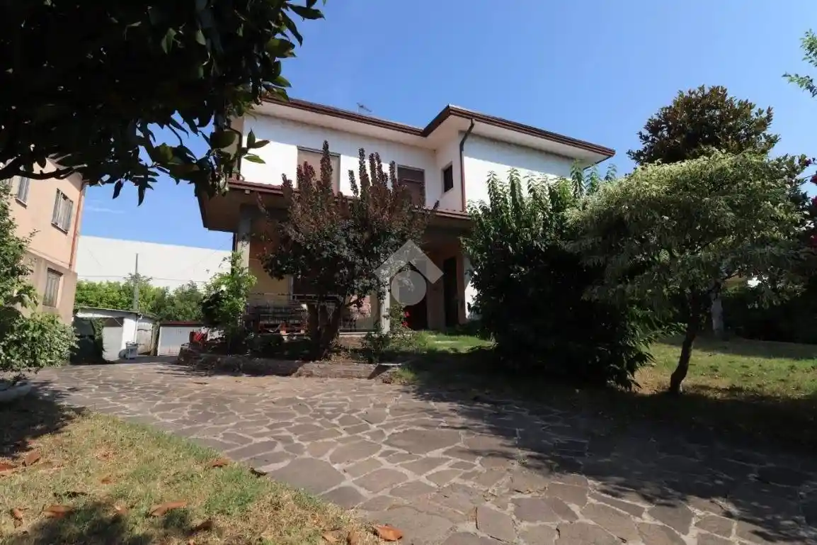 Villa in vendita a Mantova