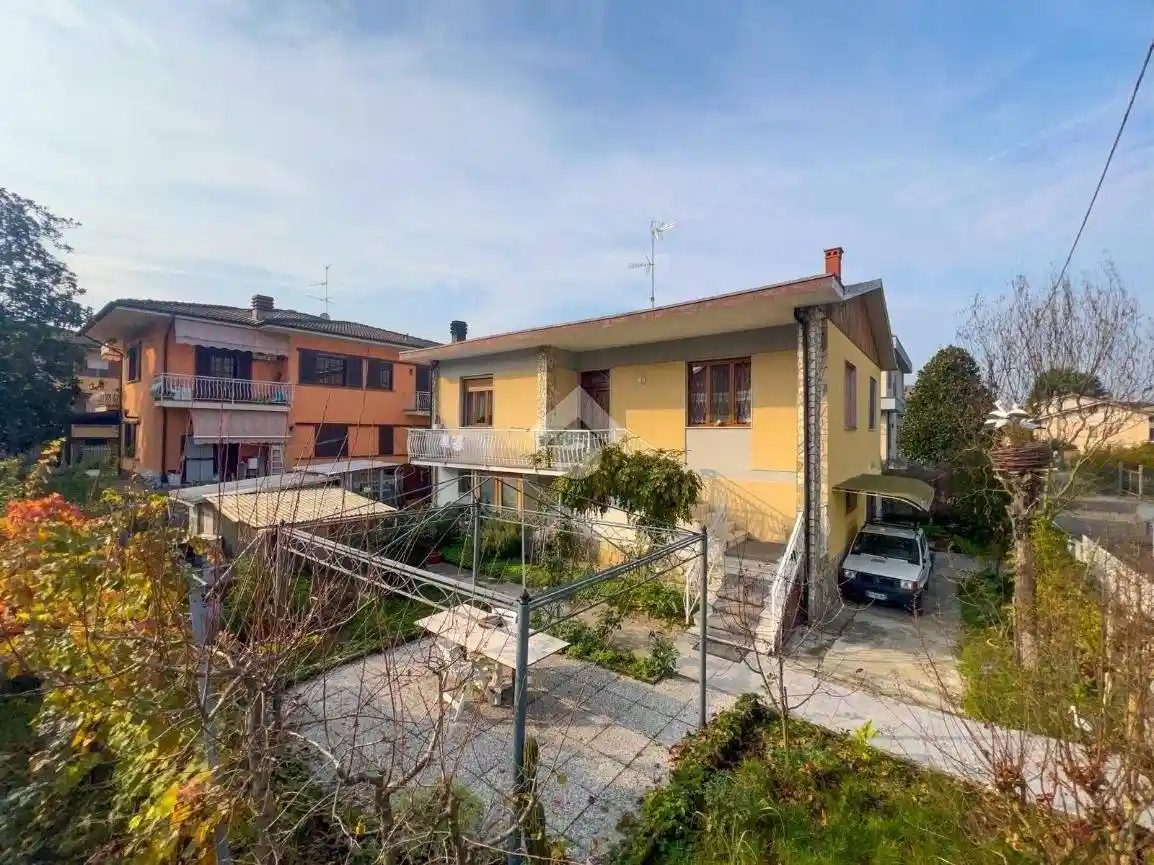 Villa in vendita a Broni