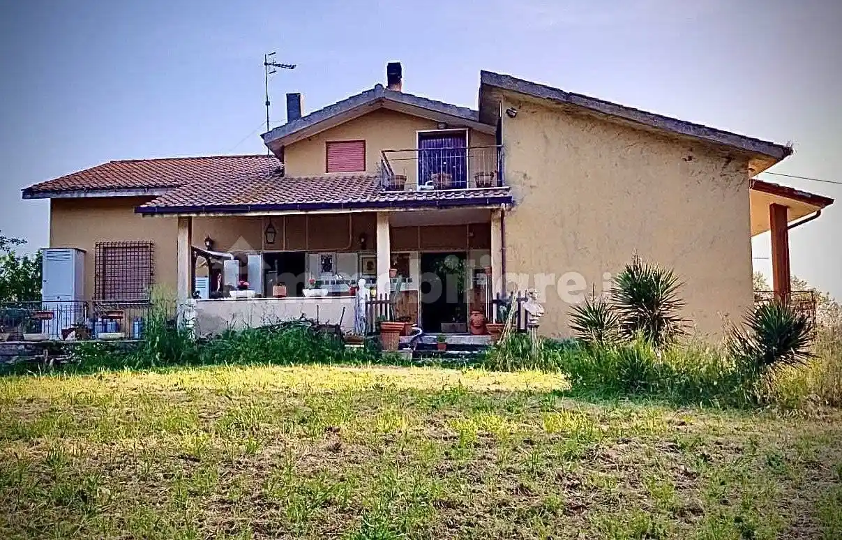 Villa in vendita a Blera