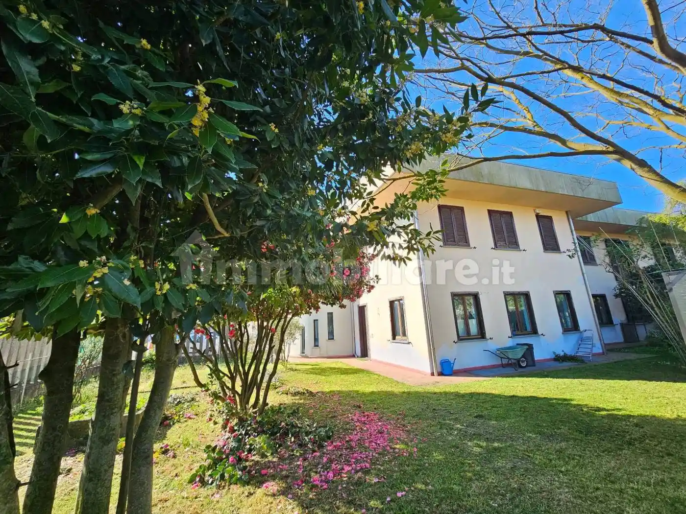 Villa in vendita a Sesto Calende