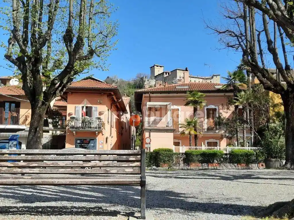 Appartamento in vendita a Angera