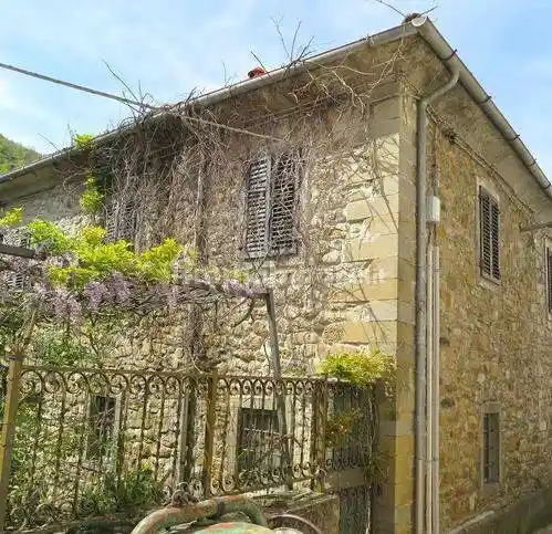 Rustico - Casale in vendita a Comano