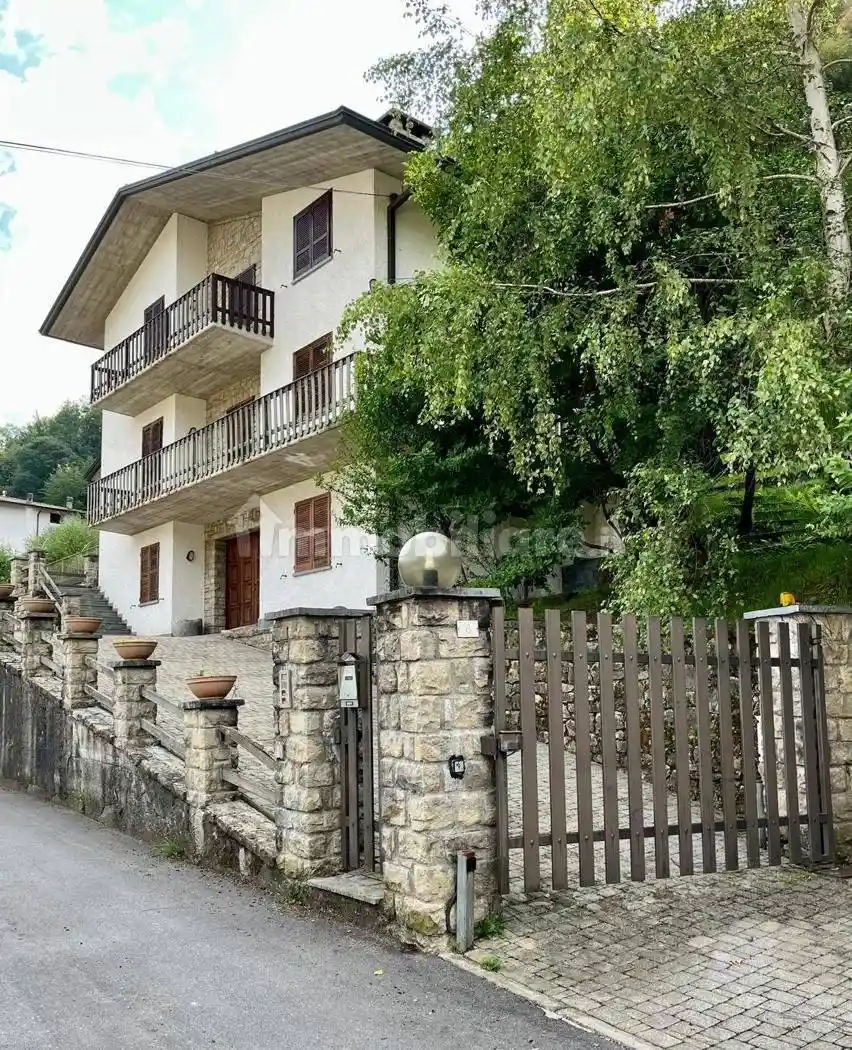 Villa in vendita a Schignano