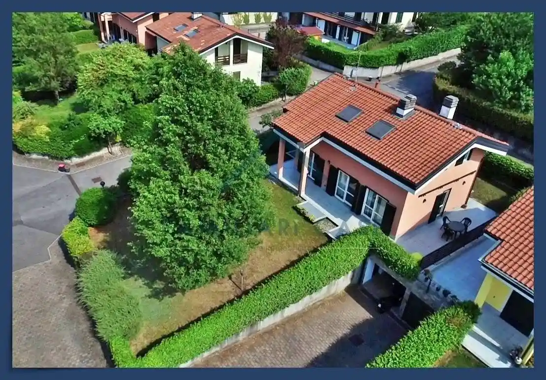 Villa in vendita a Azzate