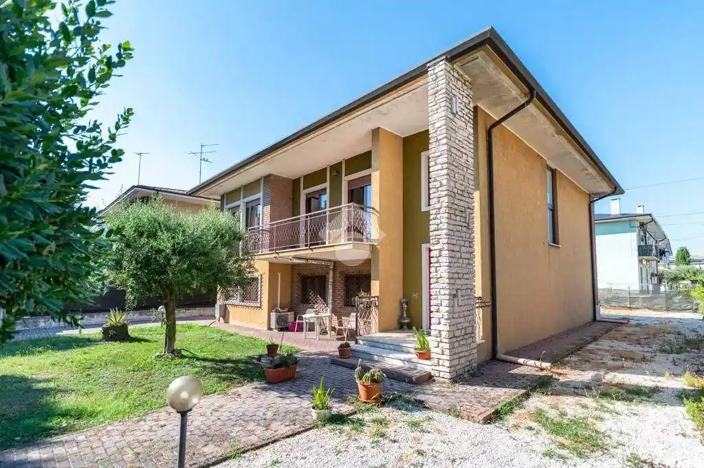 Villa in vendita a Villafranca di Verona