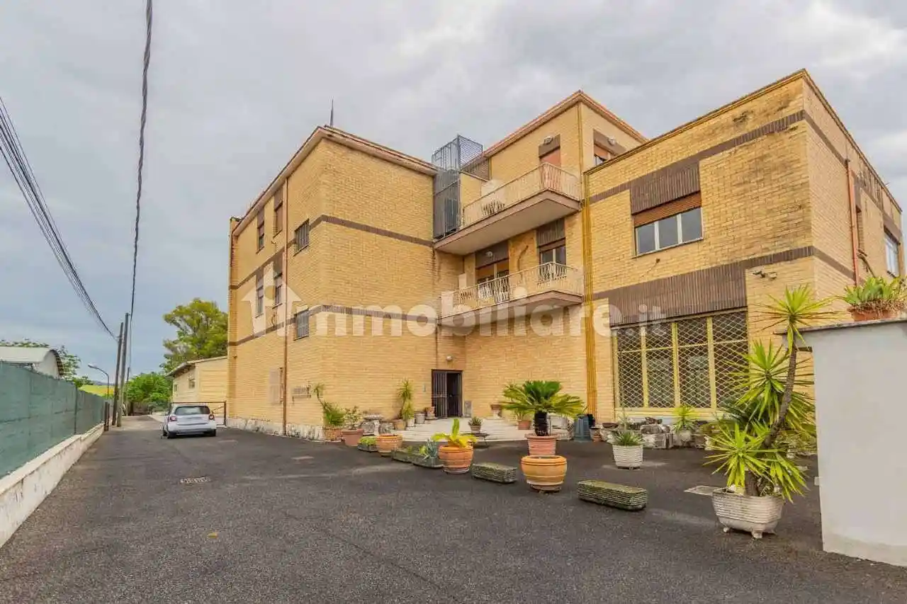 Palazzo - Edificio in vendita a Guidonia Montecelio