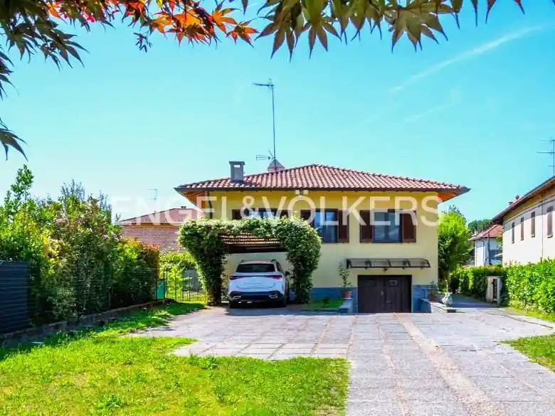 Villa in vendita a Angera