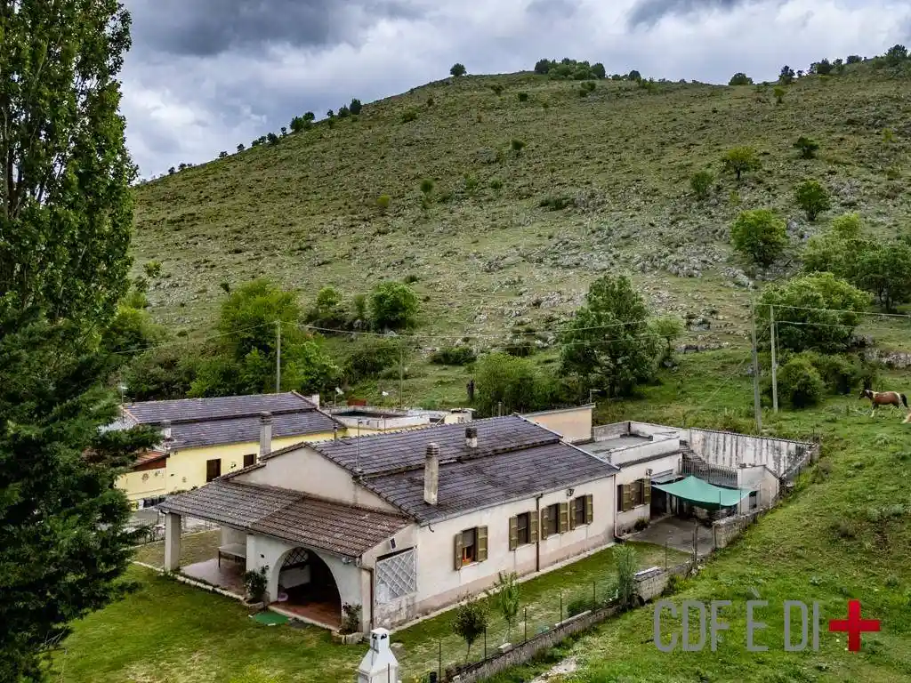 Villa in vendita a Magliano de' Marsi