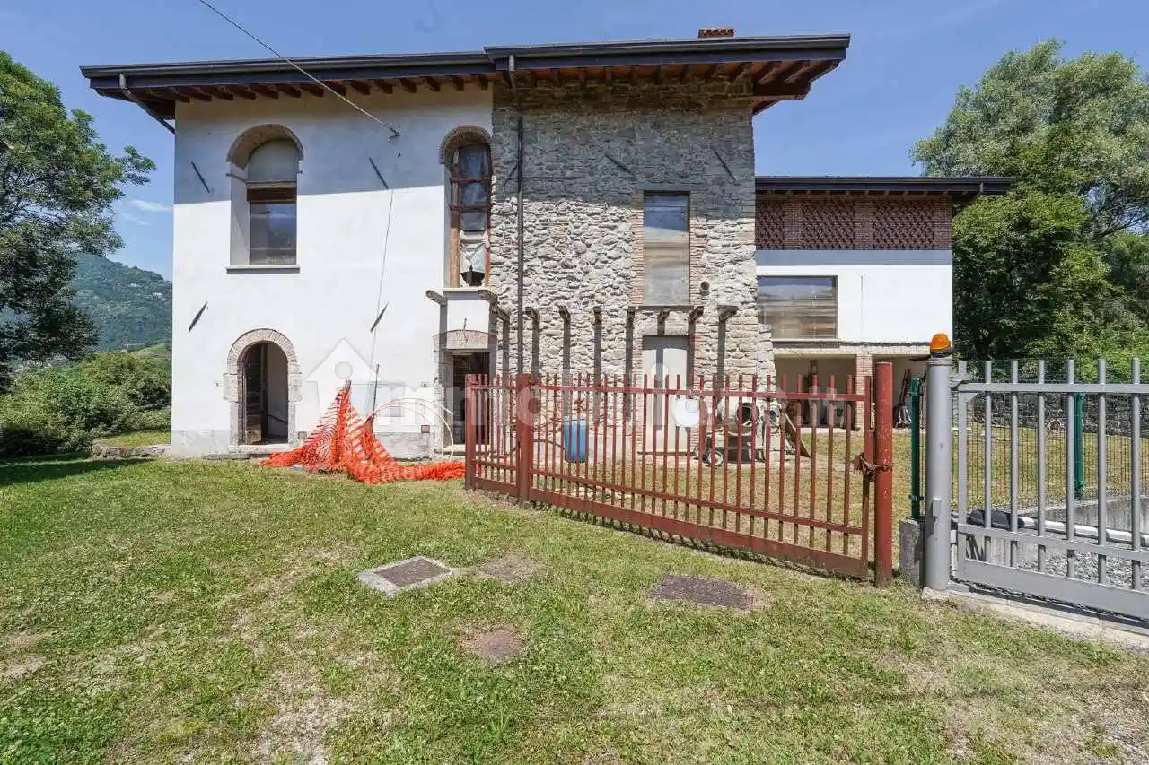 Casa indipendente in vendita a Caprino Bergamasco