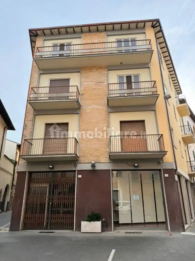 Palazzo - Edificio in vendita a Foligno