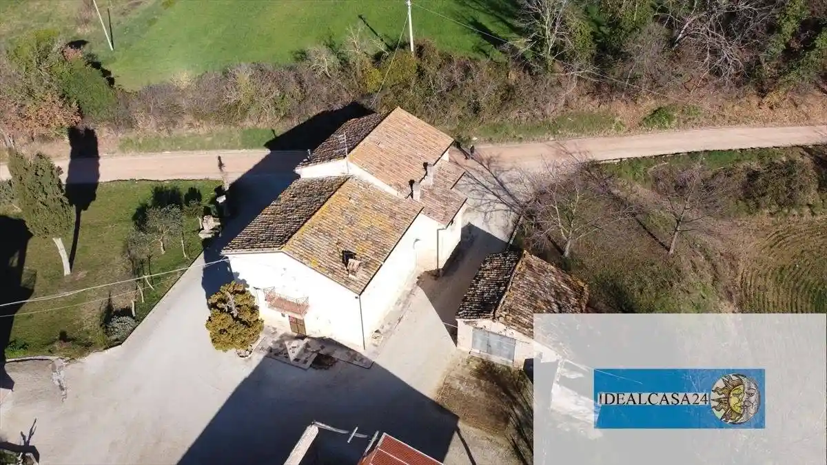 Casa indipendente in vendita a Camporotondo di Fiastrone