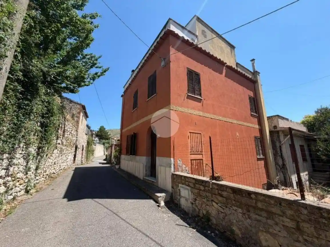 Casa indipendente in vendita a Fara in Sabina