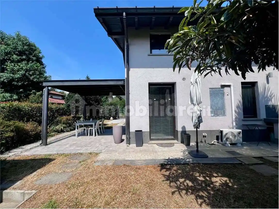 Casa indipendente in vendita a Leggiuno