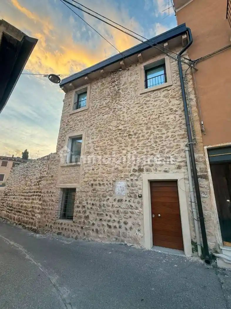 Casa indipendente in affitto a Verona