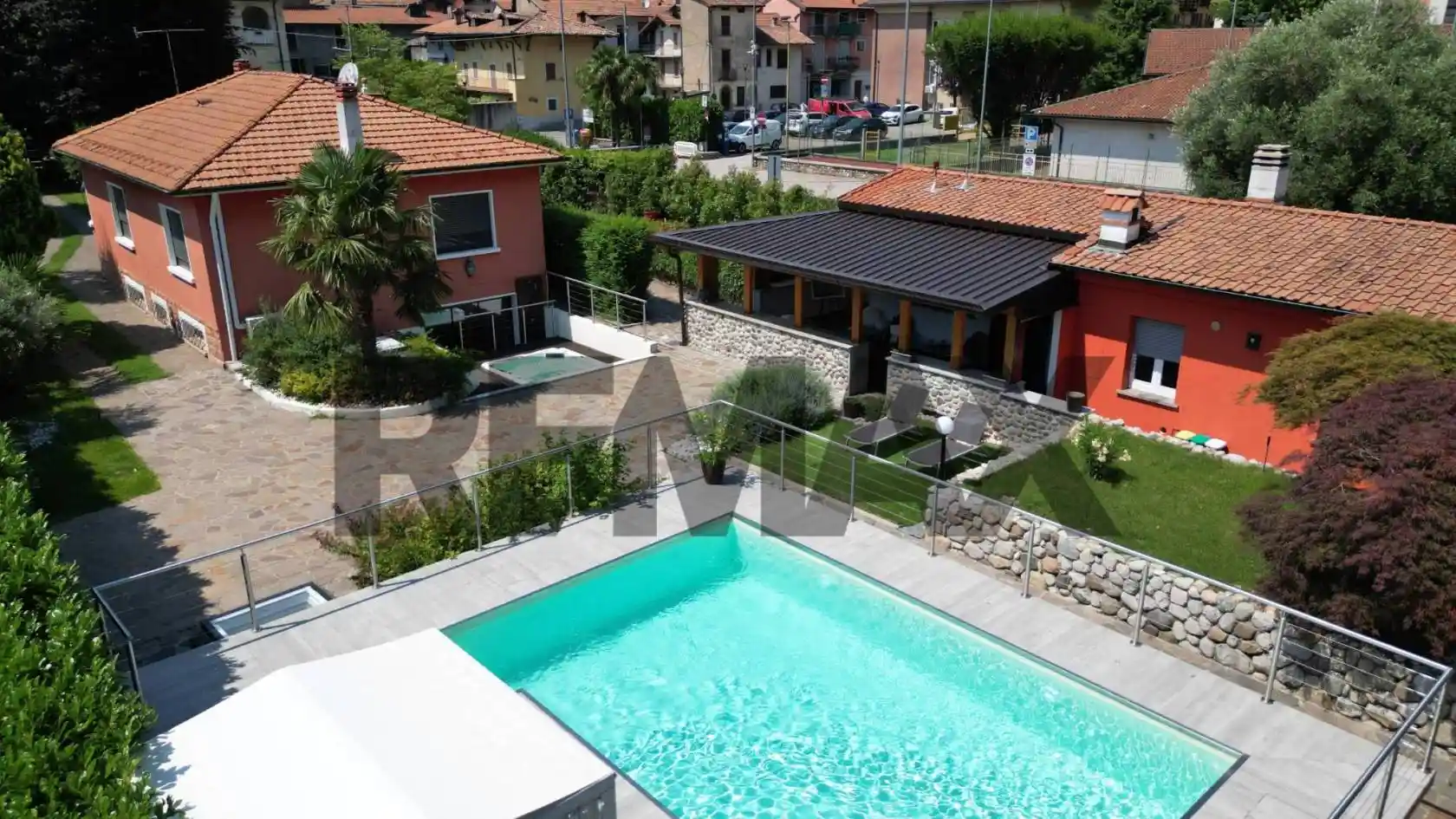 Villa in vendita a Besano